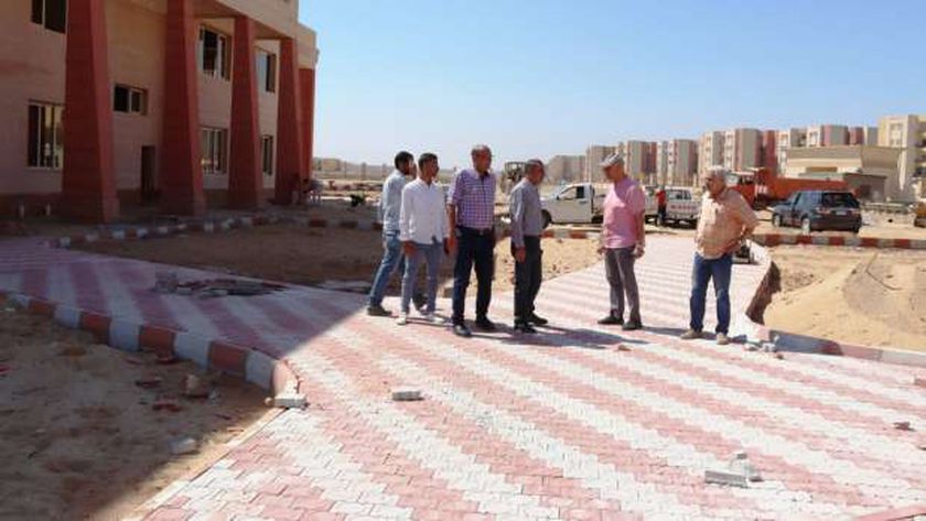 رئيس جهاز مدينة العاشر من رمضان يتفقد مشروع نادي المحور الشرقي (صور)