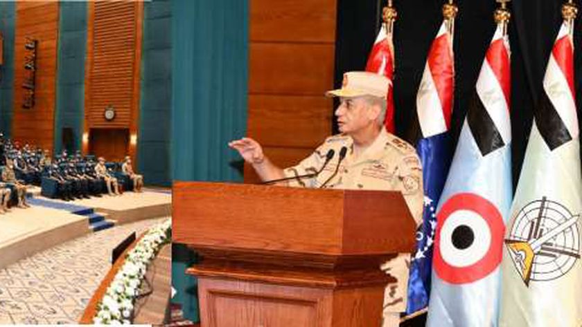 وزير الدفاع والإنتاج الحربي يلتقي بمقاتلي القوات البحرية