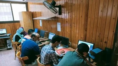 طلاب يسجلون رغباتهم لتقليل الاغتراب - صورة أرشيفية