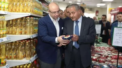 وزير التموين خلال تفقده أحد المجمعات الاستهلاكية