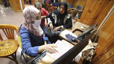 احدى الطالبات أثناء تسجيل الرغبات .. أرشيفية