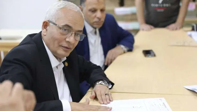 وزير التربية والتعليم خلال متابعته لعملية التظلمات