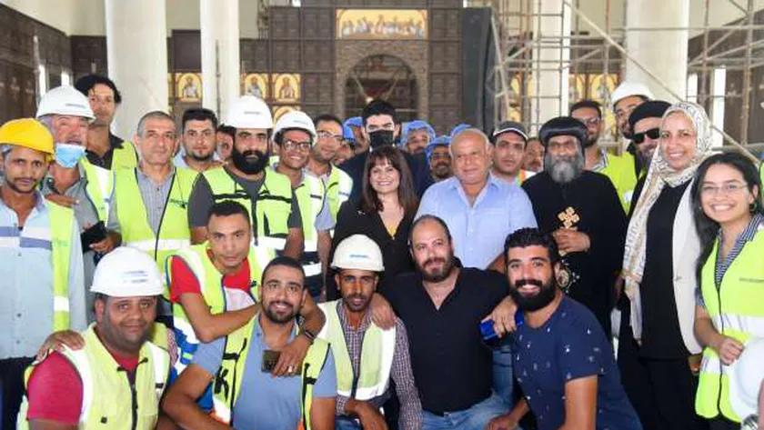 السفيرة سها جندي مع العاملين بالعلمين الجديدة