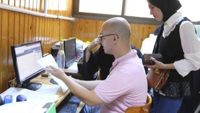 طلاب يحصلون على نتيجة التنسيق- صورة أرشيفية