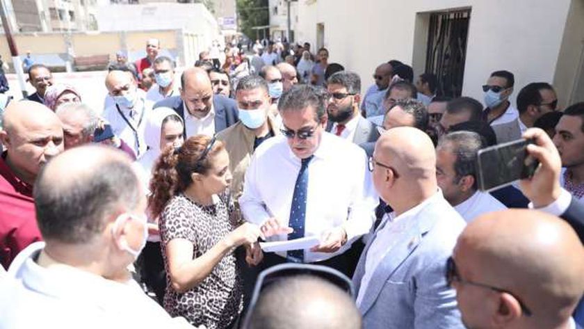 وزير الصحة يوجّه بتوريد 100 سرير إلى مستشفى الإيمان العام بأسيوط