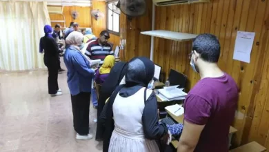 طلاب يحصلون على نتيجة التنسيق- صورة تعبيرية