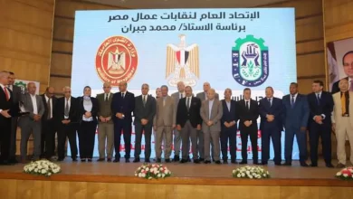 وزير القوى العاملة في لقطة تذكارية مع مجلس اتحاد عمال مصر