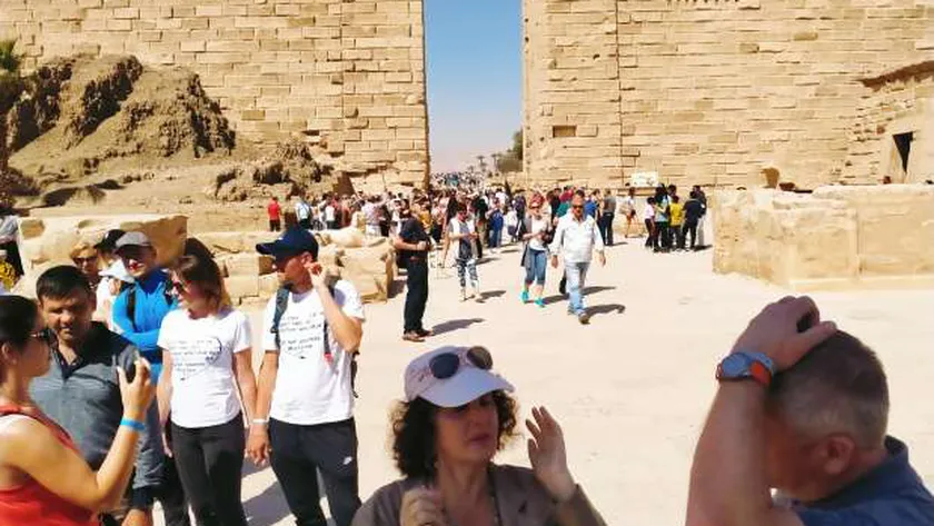 أفواج من السياح