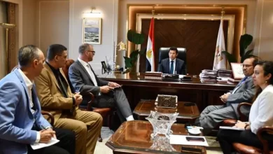 الدكتور أشرف صبحي خلال لقائه بمسئولي الجامعة الكندية