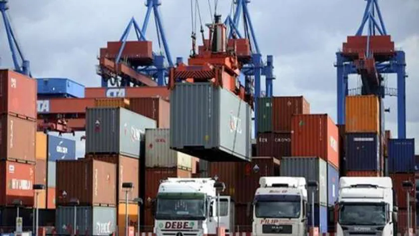 حاويات البضائع بالموانئ - أرشيفية