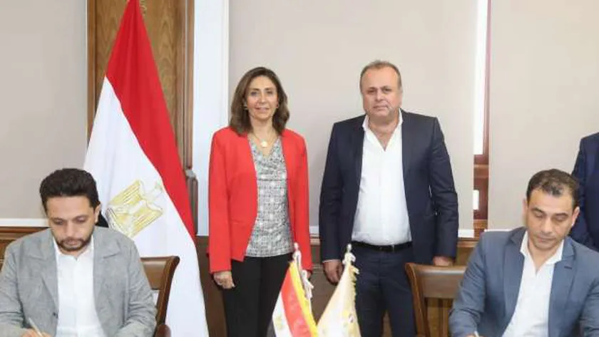 جانب من التوقيع