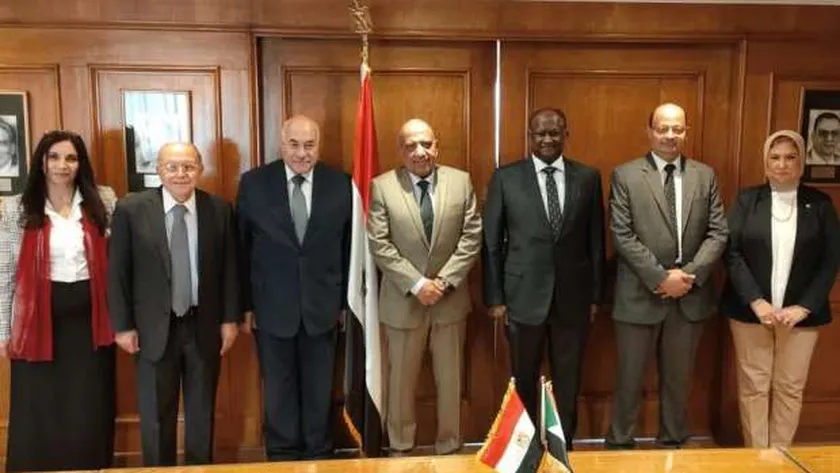 جانب من التوقيع