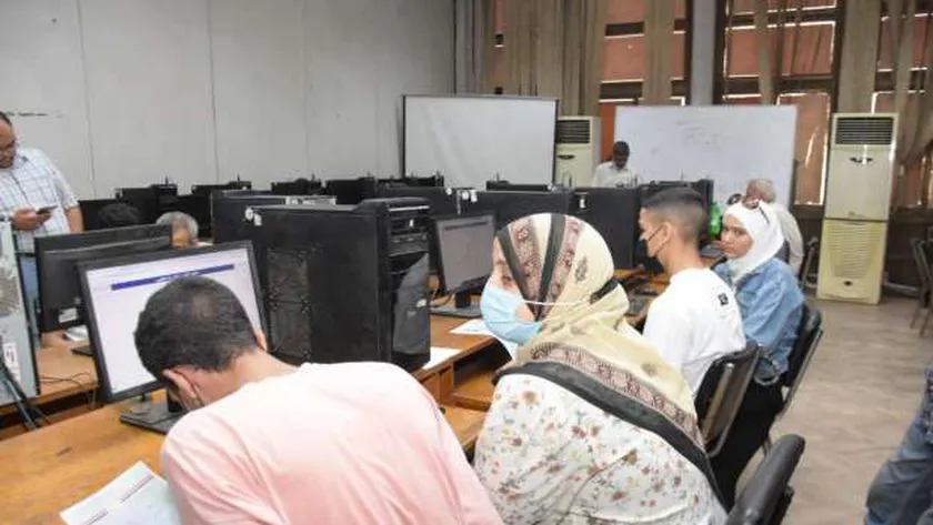 طلاب يسجلون رغباتهم -صورة أرشيفية