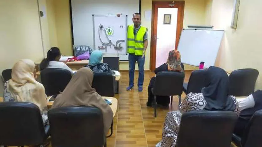 خلال ندوات توعية السيدات بترشيد الاستهلاك ومباديء السباكة الخفيفة