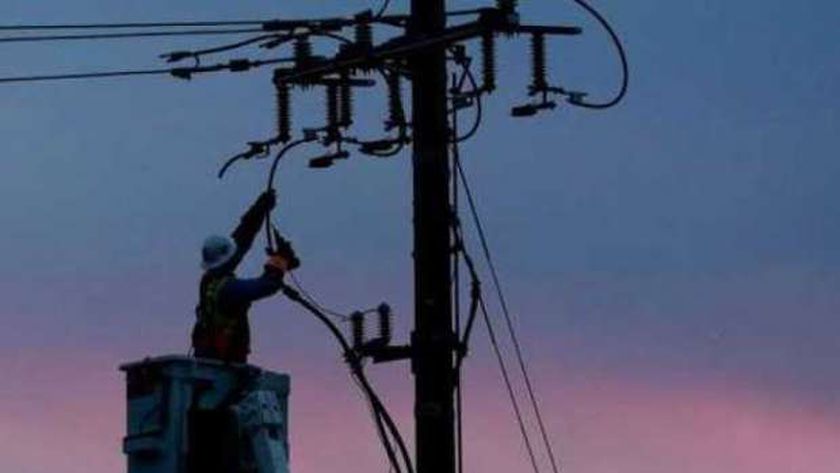 فني الكهرباء خلال أعمال الصيانة