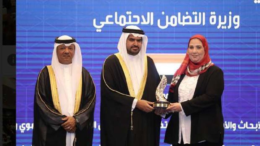 «القباج» تتسلم جائزة الشيخ عيسى بن علي آل خليفة لتكريم رواد العمل التطوعي