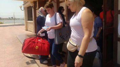 سياح أجانب خلال وصولهم لأحد المطارات المصرية "أرشيفية"