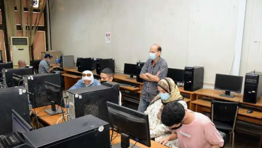 طلاب يحصلون على نتيجة تنسيق الجامعات الأهلية - أرشيفية