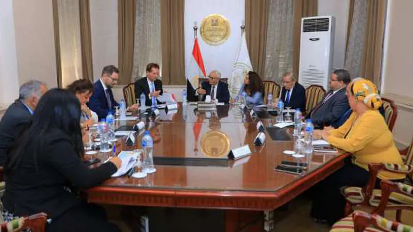 وزير التربية والتعليم مع الوفد