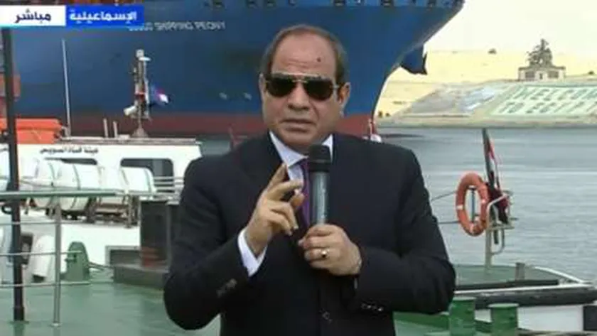الرئيس السيسي أمام قناة السويس