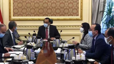 رئيس الوزراء خلال الاجتماع