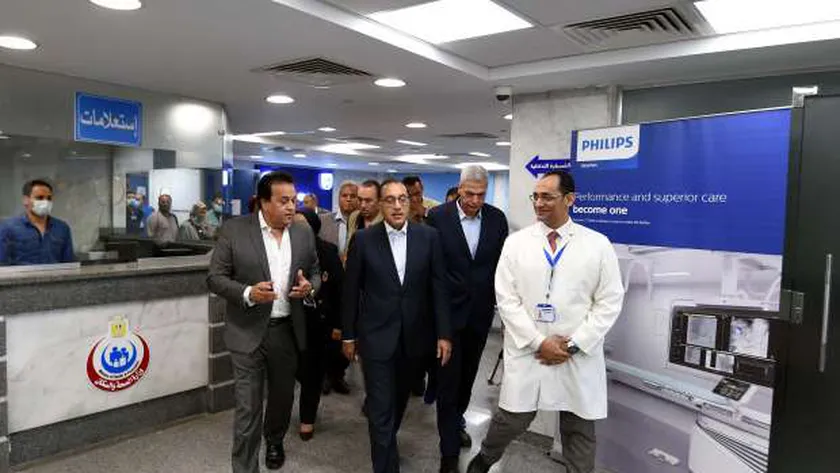 رئيس الوزراء خلال زيارته لمستشفى «العلمين النموذجي»