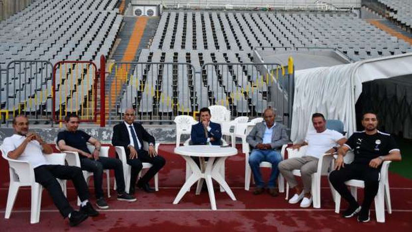 وزير الشباب والرياضة يلتقي لاعبي المنتخب الوطني لكرة القدم