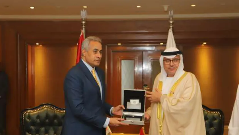 شحاتة يسلم هدية تذكارية لنظيره الإماراتي