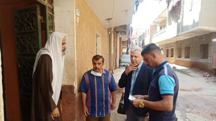 تسليم بطاقة ميزة لأحد مستفيدي تكافل وكرامة