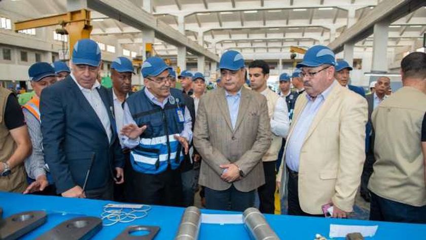 وزير الدولة للإنتاج الحربي يتفقد مصنع «حلوان لمحركات الديزل»