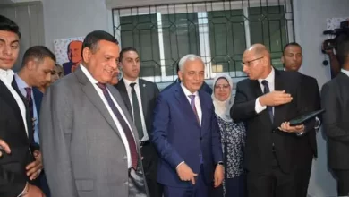 مديرة المدرسة مع وزير التعليم خلال الافتتاح