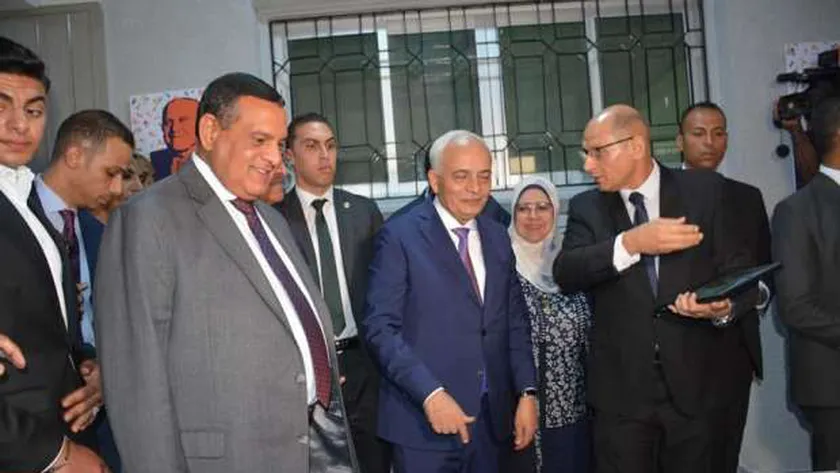 مديرة المدرسة مع وزير التعليم خلال الافتتاح