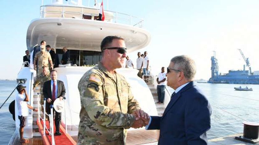 رئيس هيئة قناة السويس يستقبل قائد القيادة المركزية الأمريكية