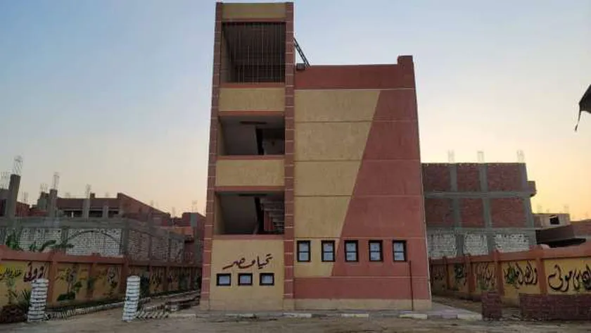 طلاء واجهات المدارس استعدادا للدراسة