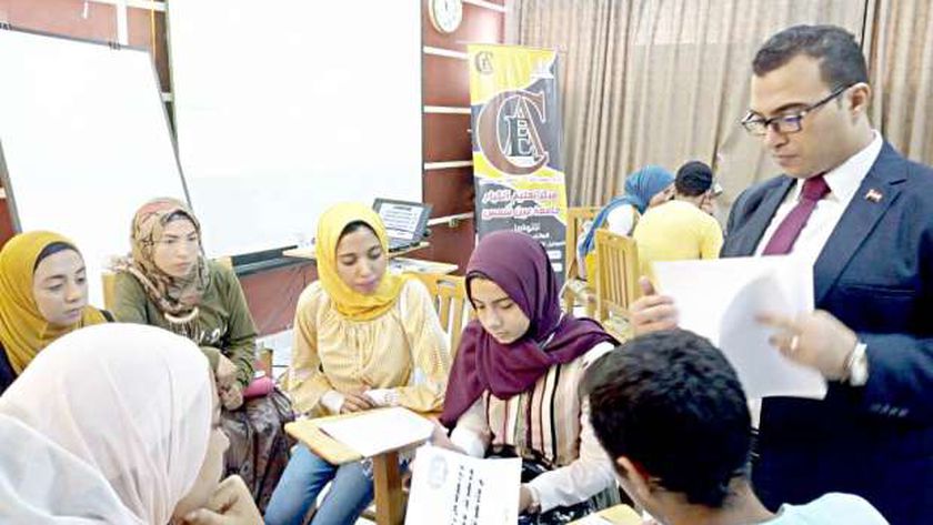 بعض مكلفات الخدمة العامة أثناء التدريب .. أرشيفية