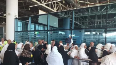 معتمرين مصريين خلال سفرهم لأداء العمرة