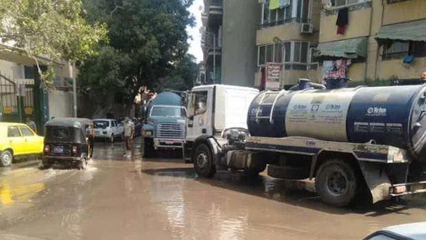 التعامل مع كسر خط مياه ...صورة أرشيفية