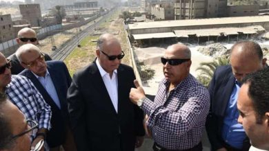 الفريق المهندس كامل الوزير وزير النقل خلال تفقده أحد الطرق - صورة أرشيفية