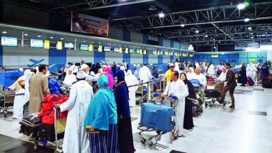 معتمرين مصريين خلال سفرهم لاداء  العمرة  "أرشيفية "