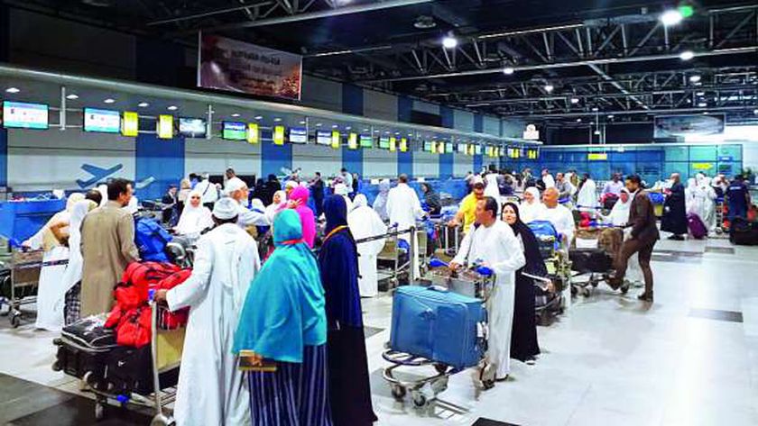 معتمرين مصريين خلال سفرهم لاداء العمرة "أرشيفية "
