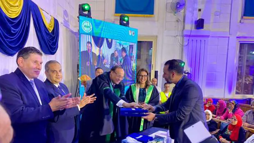 صيدلة القاهرة تكرم رئيس مجلس إدارة شركة براندز للصناعات الدوائية"بندولين" دكتور عزت سامي