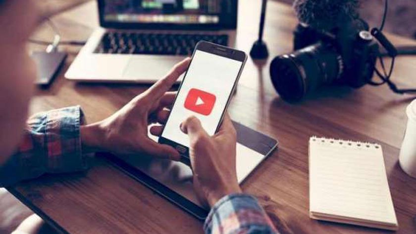 شاب يستخدم موقع اليوتيوب - أرشيفية