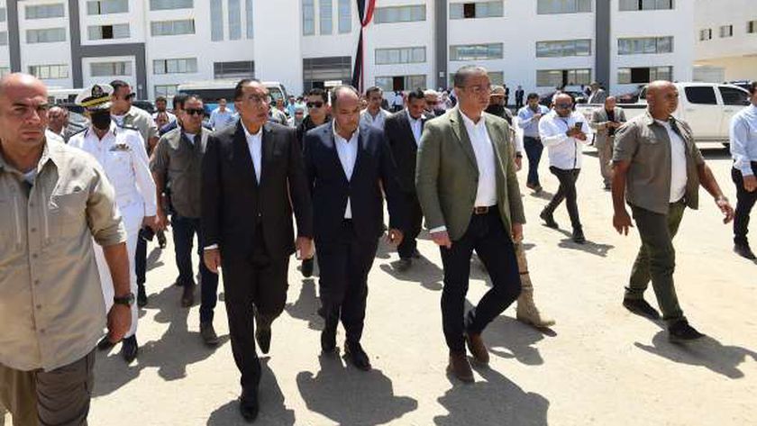 رئيس الوزراء يتفقد مجمعي الصناعات الصغيرة والمتوسطة بمدينة الفيوم الجديدة