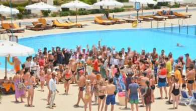 سياح أجانب اثناء تواجدهم بأحد فنادق مرسى علم  الشهر الجارى