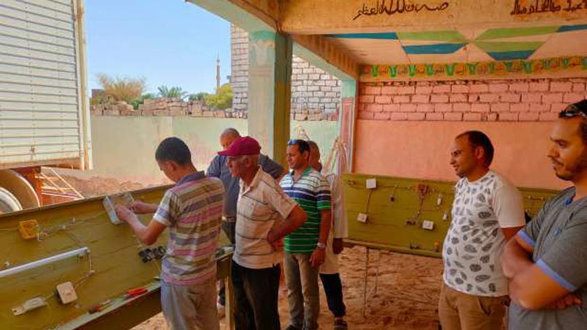 دورات تدريبية على مهن الكهرباء والتفصيل والخياطة بالوادي الجديد