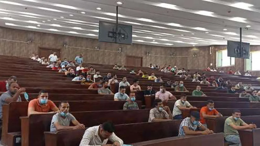 المتقدمين للوظائف خلال أداء الاختبارات - أرشيفية