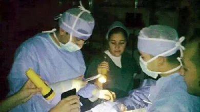 إجراء عملية جراحية في عهد الإخوان على ضوء الكشافات نتيجة الانقطاع المستمر للكهرباء