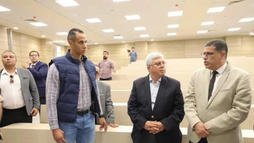 وزير التعليم العالي يتفقد مدينة زويل ويؤكد أهمية دورها البحثي للمجتمع (صور)