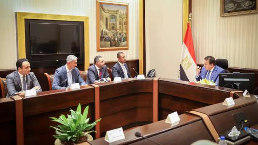 الدكتور خالد عبدالغفار وزير الصحة في اجتماعه لمتابعة سير العمل للتأمين الصحي