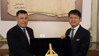 رئيس جامعة عين شمس يهدي «تانغ» درع الجامعة